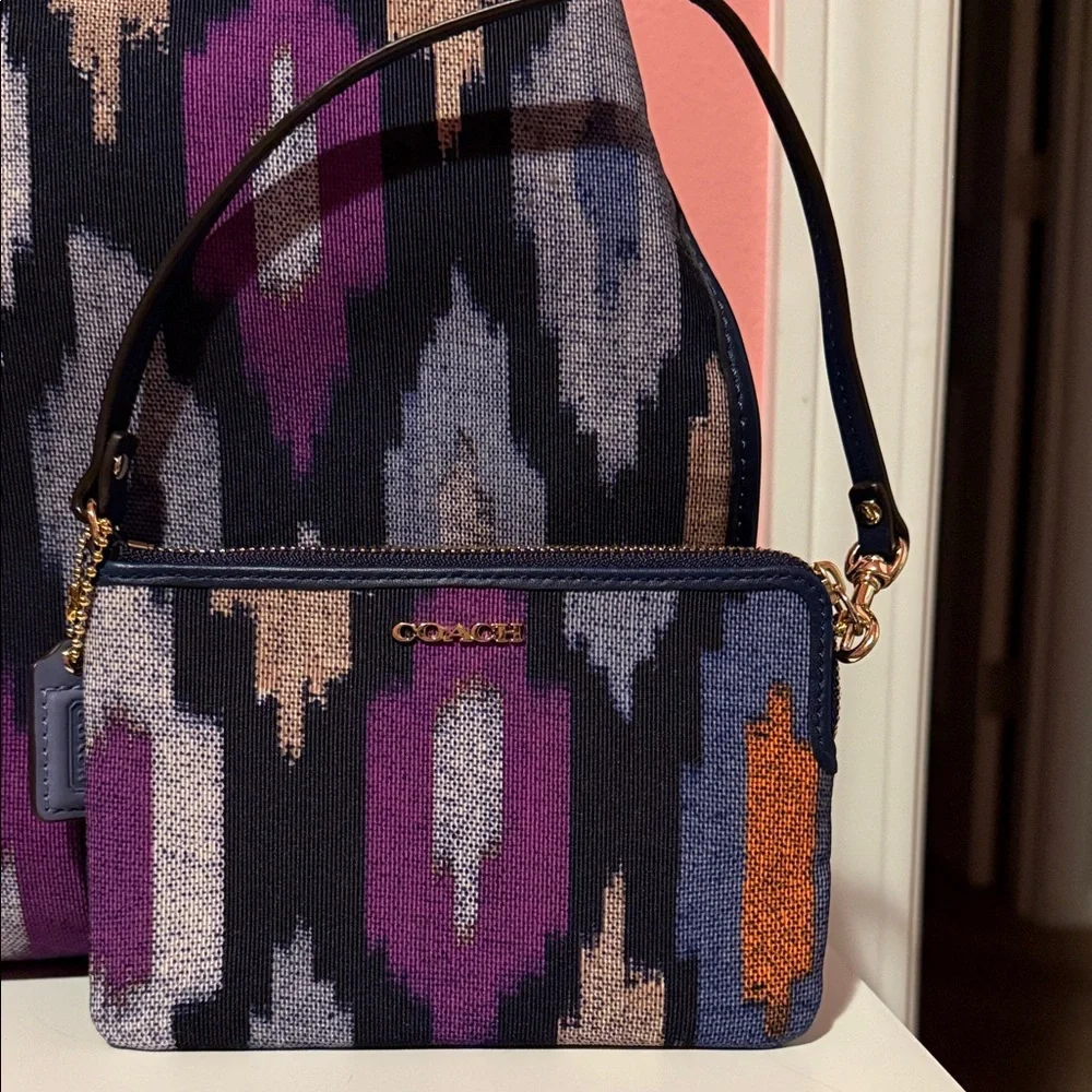 Coach iKat Stunning Tote and Wristlet Set - Picture 4 of 13